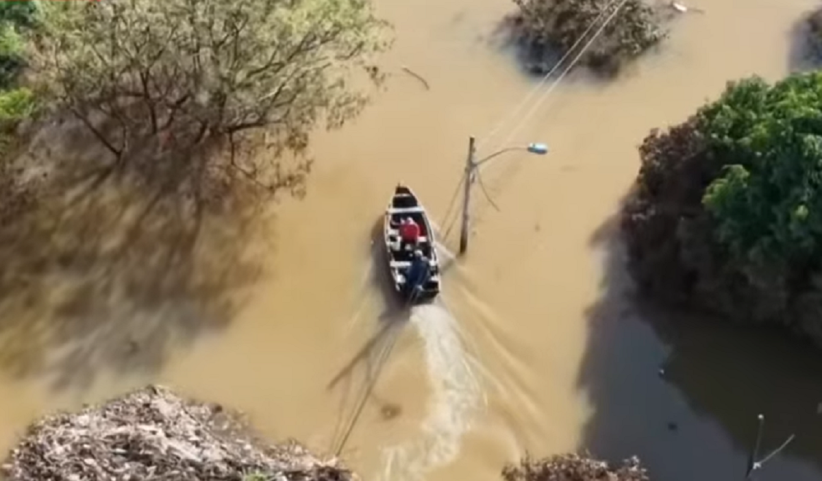 Balsa de cruce internacional amarrada de emergencia por la crecida en la Triple Frontera.
