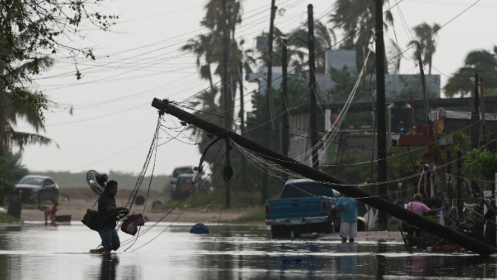 Un sistema tropical en el Pacífico mexicano experimentó un fortalecimiento rápido debido a la temperatura del mar y la humedad atmosférica, mientras se mantuvo bajo vigilancia por.