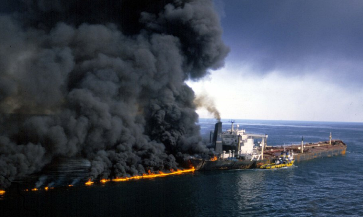 Buque petrolero en aguas del Golfo Pérsico junto a un mapa de monitoreo marítimo.