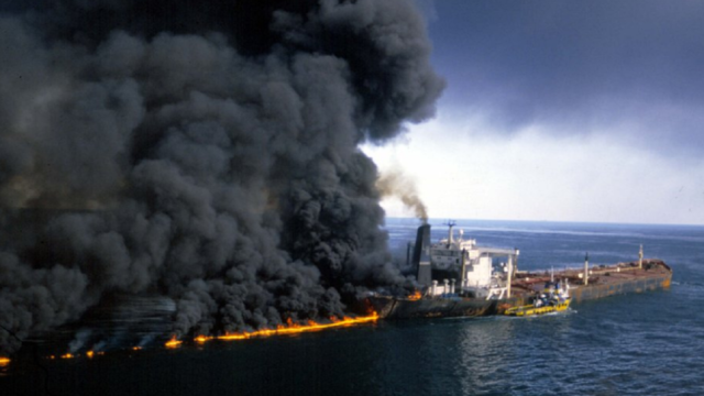 Buque petrolero en aguas del Golfo Pérsico junto a un mapa de monitoreo marítimo.