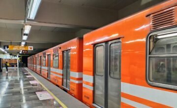 El Sistema de Transporte Colectivo en la Ciudad de México reanudó sus servicios tras una pausa, integrando redes Metro y metrobus con múltiples líneas activas.