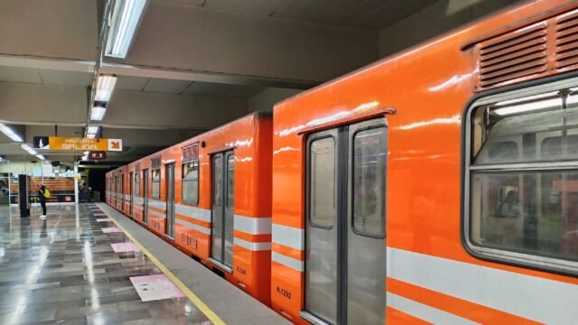 El Sistema de Transporte Colectivo en la Ciudad de México reanudó sus servicios tras una pausa, integrando redes Metro y metrobus con múltiples líneas activas.