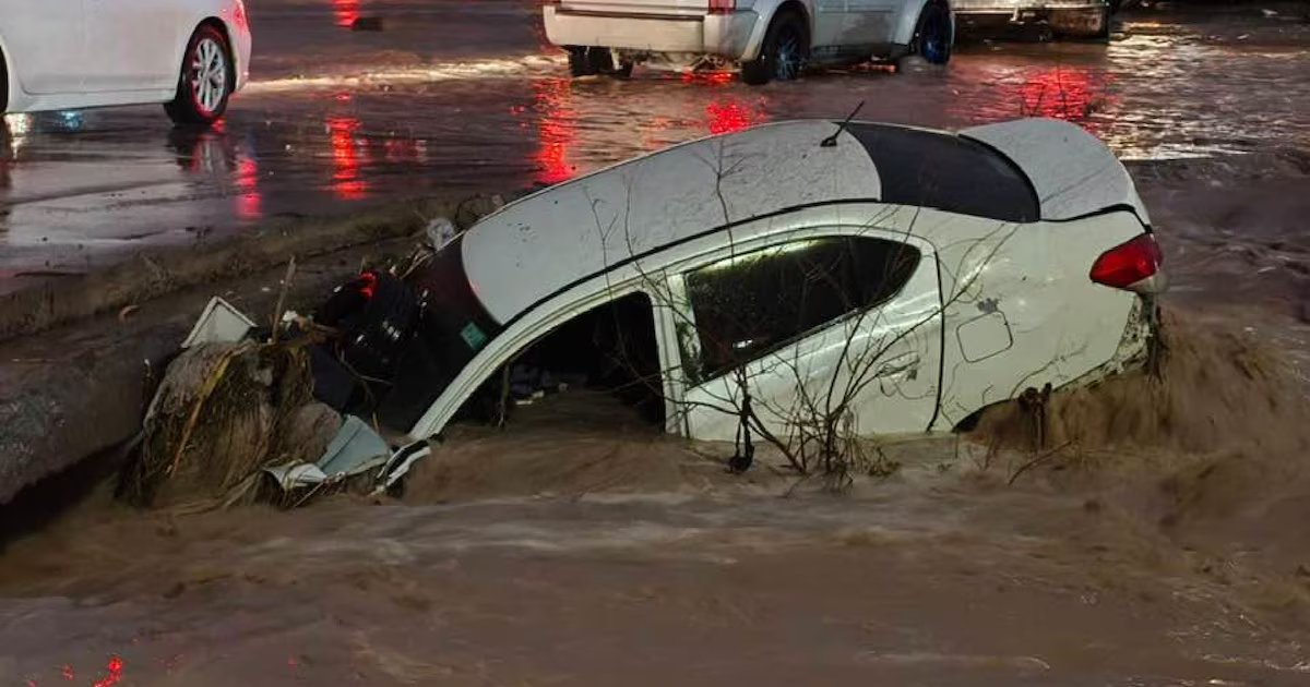Fuertes lluvias en Ciudad Juárez provocan inundaciones, daños y aislamiento debido al desbordamiento del dique La Montada