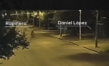 Agente de la policía caminando durante un patrullaje nocturno en las calles de Montevideo.