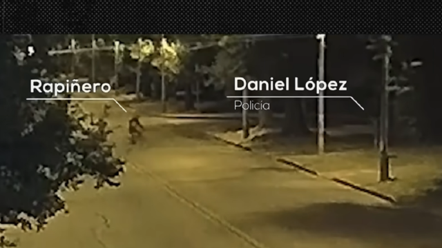 Agente de la policía caminando durante un patrullaje nocturno en las calles de Montevideo.
