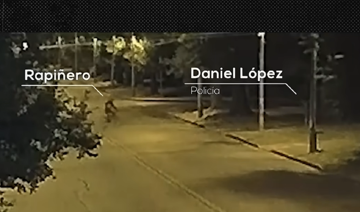 Agente de la policía caminando durante un patrullaje nocturno en las calles de Montevideo.