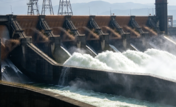 Compuertas abiertas de la represa de Yacyretá erogando un masivo caudal de agua por la crecida.
