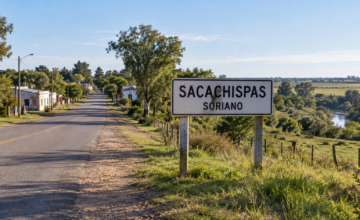 Cartel de entrada a la localidad de Sacachispas en el departamento de Soriano.