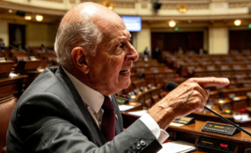 Diputado Gustavo Salle haciendo uso de la palabra desde su banca en la Cámara de Representantes.
