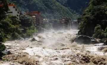 El fenómeno El Niño intensifica las precipitaciones en regiones andinas, aumentando la probabilidad de eventos como huaicos y desbordamientos en zonas vulnerables.