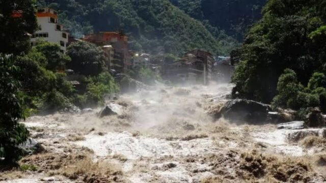 El fenómeno El Niño intensifica las precipitaciones en regiones andinas, aumentando la probabilidad de eventos como huaicos y desbordamientos en zonas vulnerables.