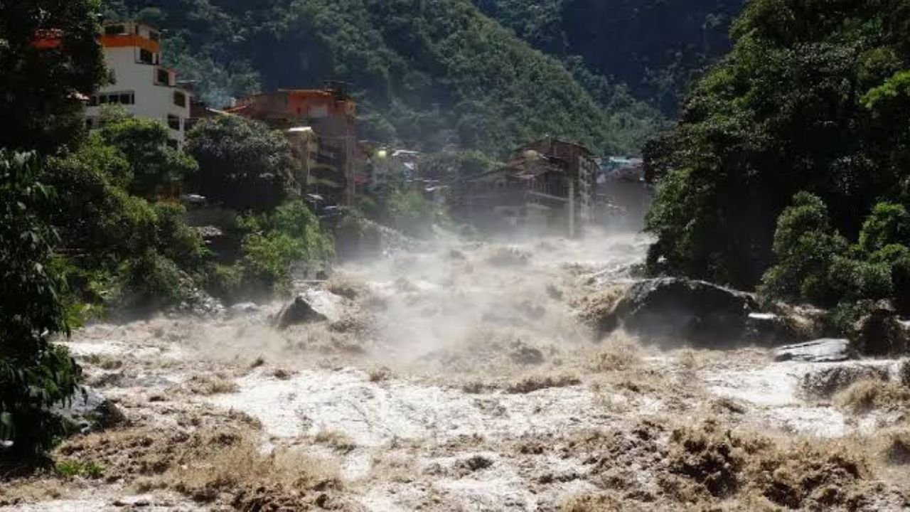 El fenómeno El Niño intensifica las precipitaciones en regiones andinas, aumentando la probabilidad de eventos como huaicos y desbordamientos en zonas vulnerables.