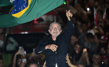 Luiz Inácio Lula da Silva saludando sonriente a sus partidarios tras confirmarse los resultados del balotaje en Brasil.