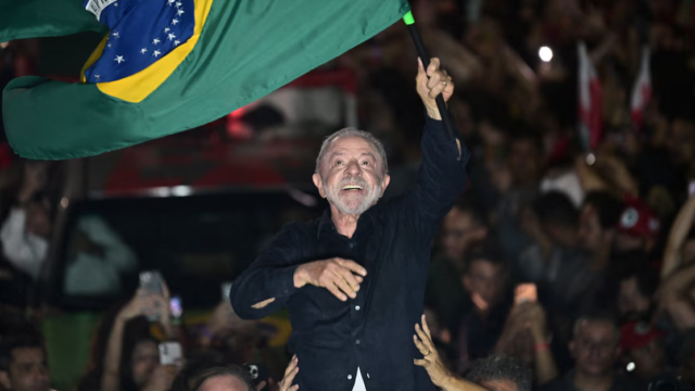 Luiz Inácio Lula da Silva saludando sonriente a sus partidarios tras confirmarse los resultados del balotaje en Brasil.