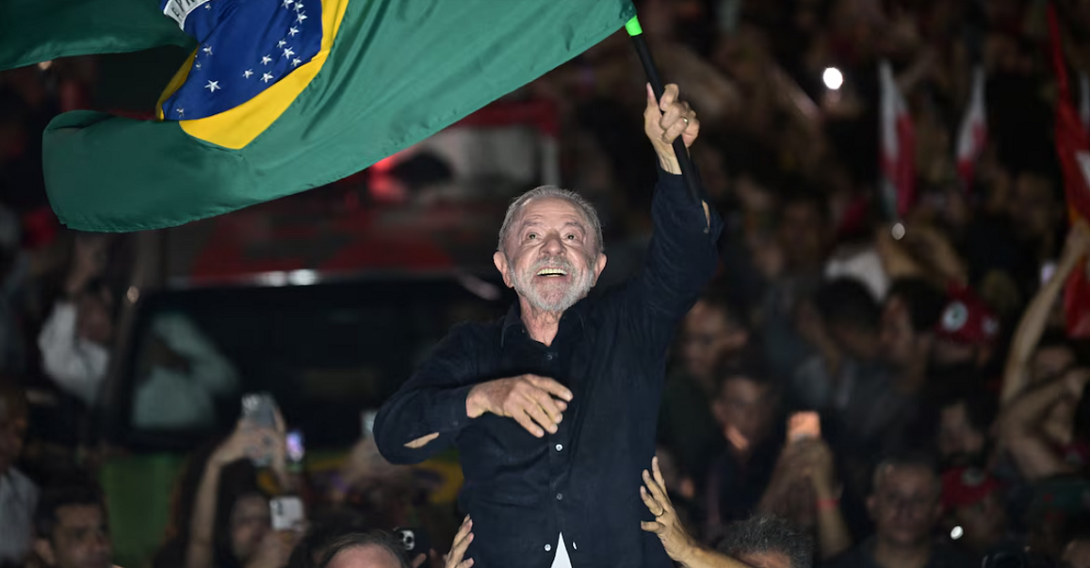 Luiz Inácio Lula da Silva saludando sonriente a sus partidarios tras confirmarse los resultados del balotaje en Brasil.