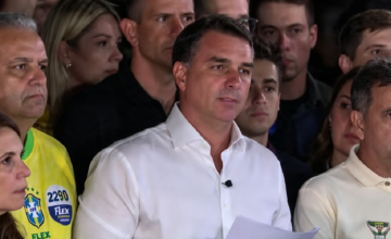 Flávio Bolsonaro denunciando irregularidades en el balotaje durante una conferencia de prensa.