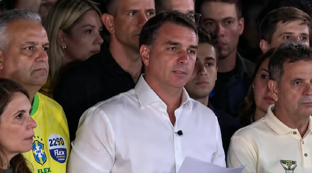 Flávio Bolsonaro denunciando irregularidades en el balotaje durante una conferencia de prensa.
