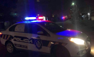 Vehículo patrullero de la Policía Nacional de Uruguay estacionado durante la noche.