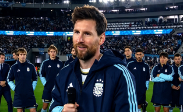 Lionel Messi emocionado secándose las lágrimas dentro del ómnibus de la Selección Argentina.