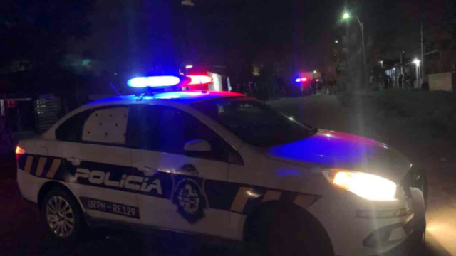 Vehículo patrullero de la Policía Nacional de Uruguay estacionado durante la noche.