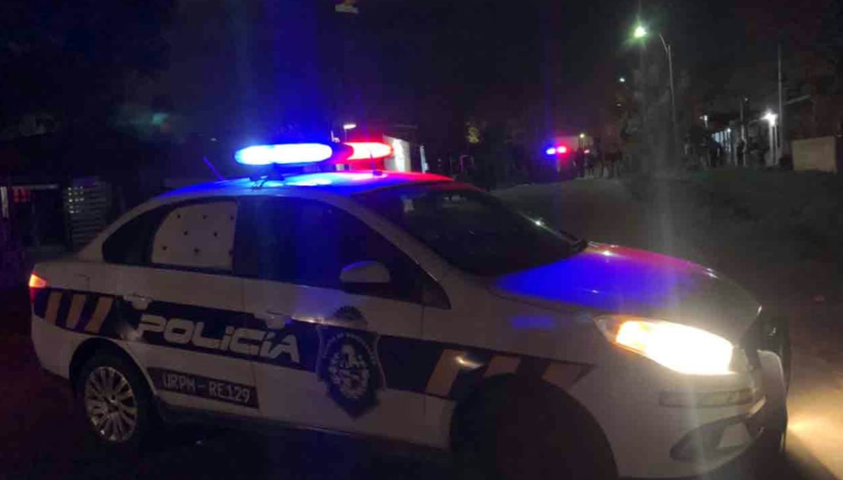 Vehículo patrullero de la Policía Nacional de Uruguay estacionado durante la noche.