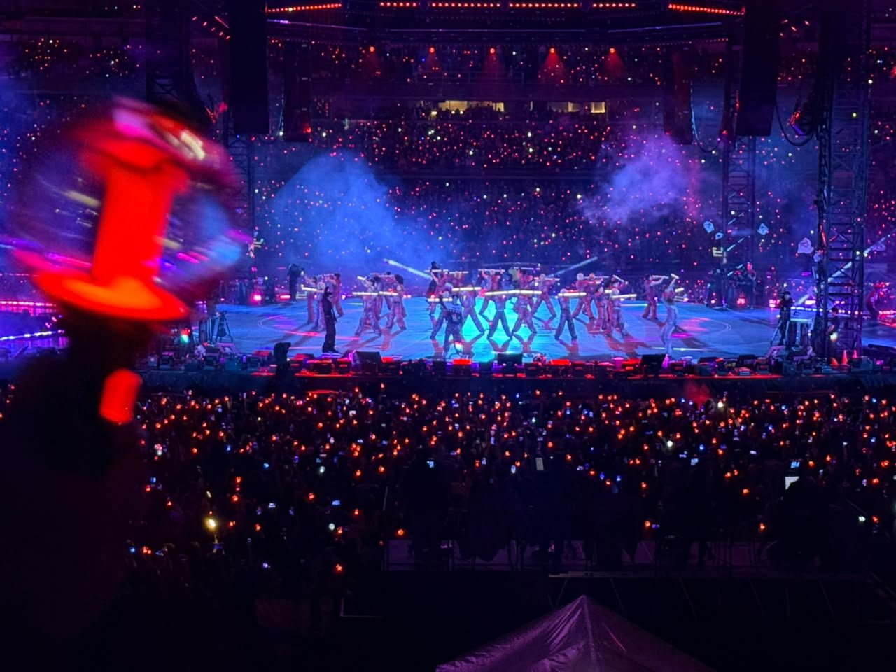 La presencia masiva de seguidores en Bogotá refleja el crecimiento del interés por el K-pop en Colombia, un fenómeno que ha ganado fuerza en los últimos años