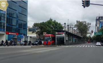 Filas kilométricas de camiones y autos detenidos en una autopista de México por un bloqueo.