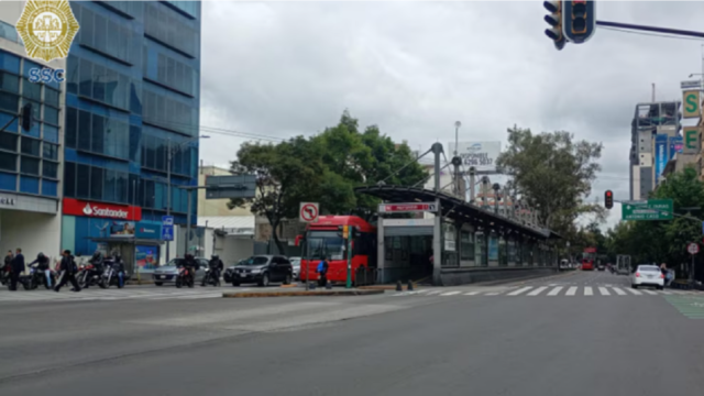 Filas kilométricas de camiones y autos detenidos en una autopista de México por un bloqueo.