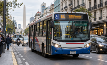 Colectivo urbano transitando por una avenida del Gran Buenos Aires.