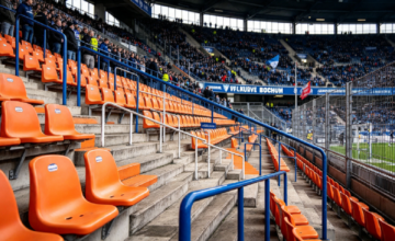 Estructura de la tribuna temblando durante un partido del fútbol de Brasil.
