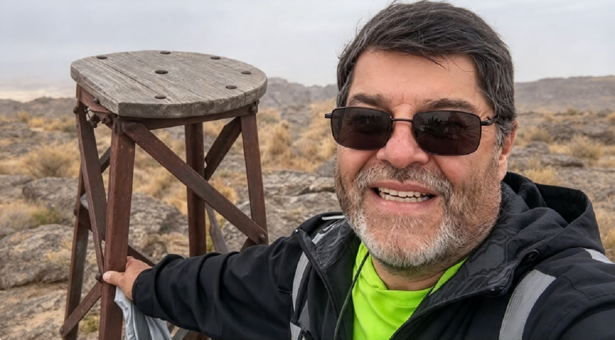 Integrantes de los equipos de rescate recorriendo los senderos del cerro Ñuñorco Grande.
