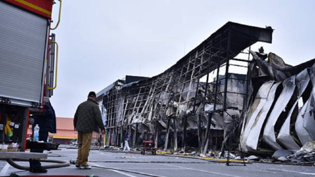 Edificio residencial afectado por bombardeos en la región de Donetsk.