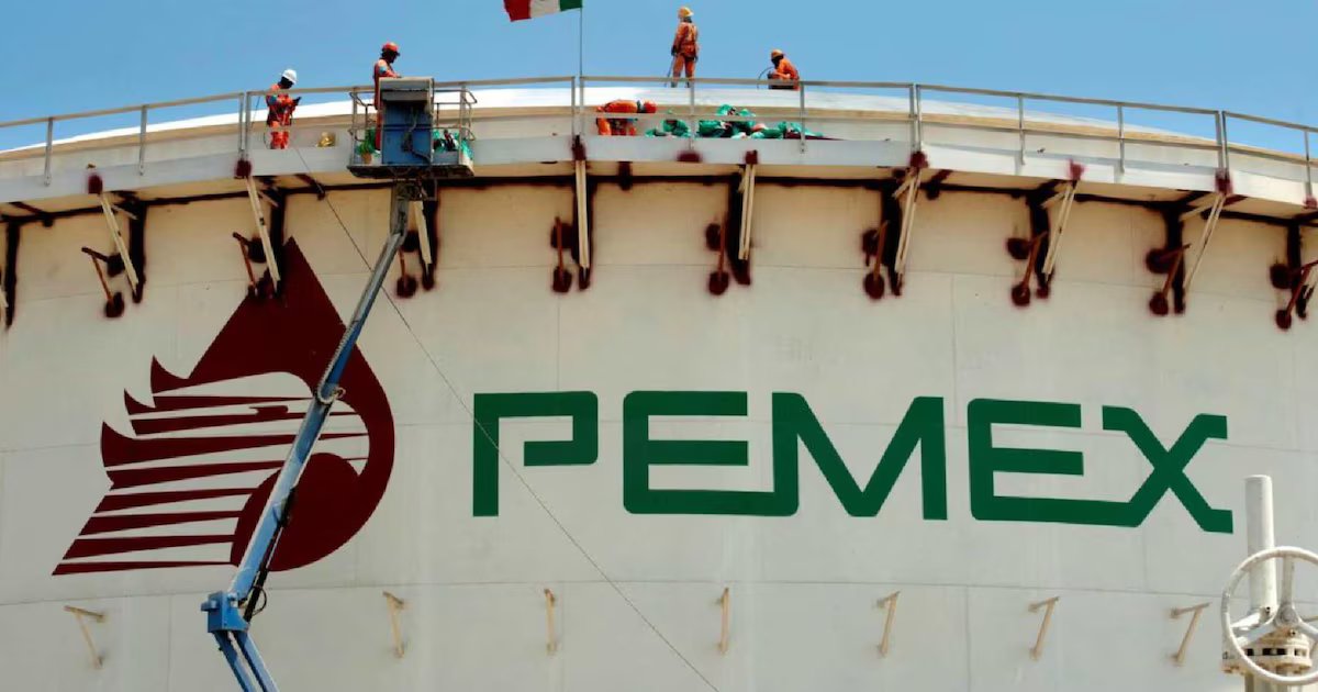 Pemex desmiente derrame en arroyo de Veracruz y atribuye sustancia a fuentes externas