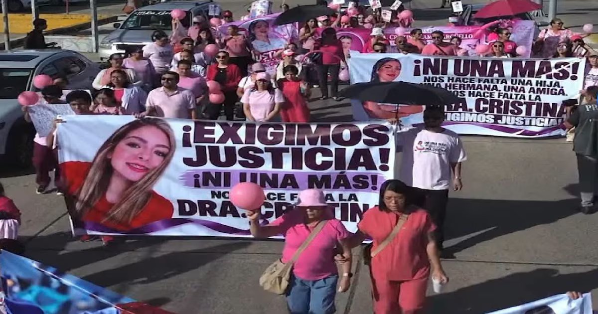 Marchan en Coatzacoalcos por feminicidio de la doctora Cristina Ramos y exigen arrestar a Lenin “N”