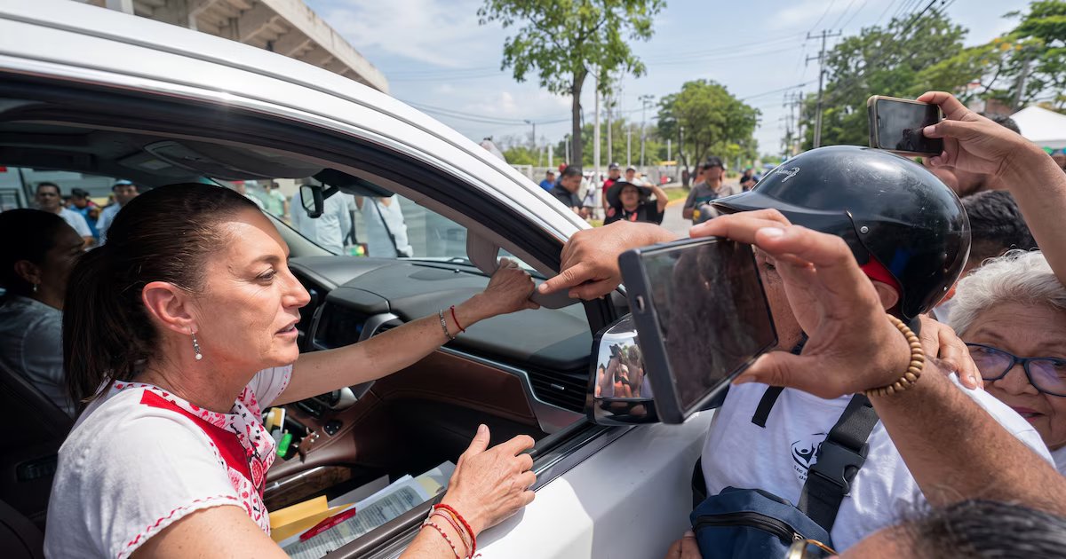 Sheinbaum promete abordar desabasto de medicinas en Ciudad del Carmen