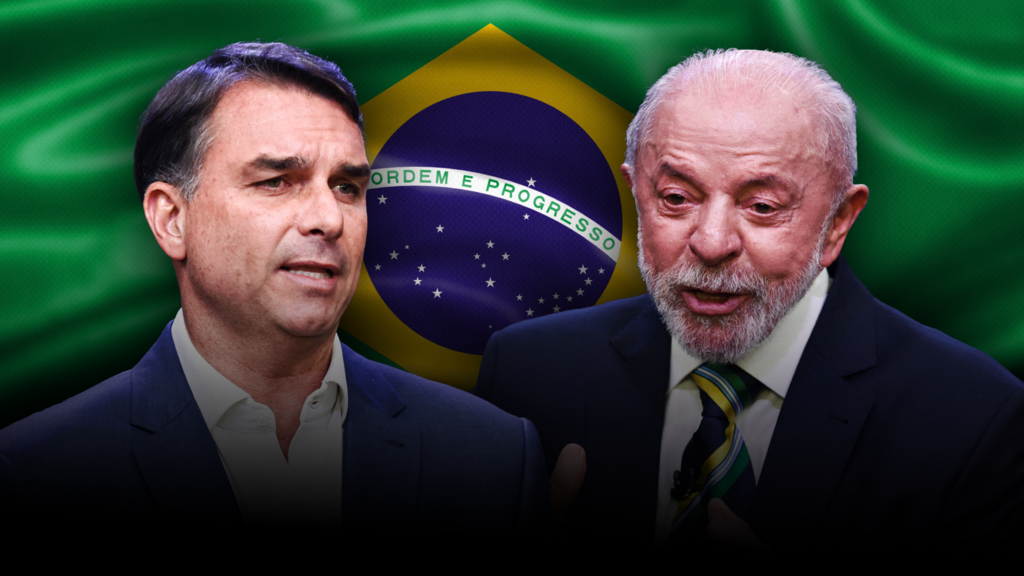 Lula da Silva y Flávio Bolsonaro en atriles durante la transmisión en vivo.