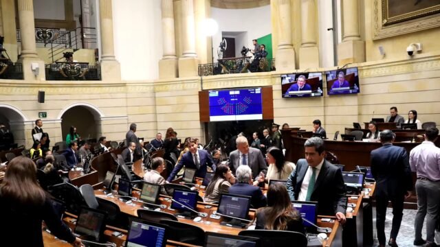 Acusan a Gustavo Petro de incitar críticas contra De la Espriella, Uribe y Vargas Lleras