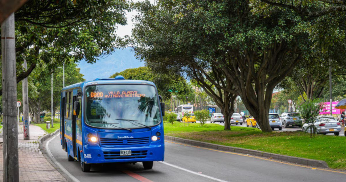 Conductor novato del Sitp pide ayuda a pasajeros en su primer día