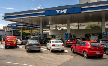 Estación de servicio en Argentina con vehículos cargando combustible en los surtidores.