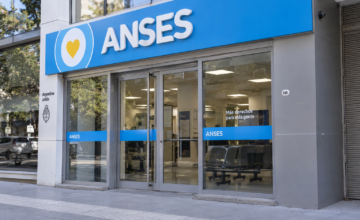 Fachada de una oficina de atención al público del organismo de la seguridad social ANSES.