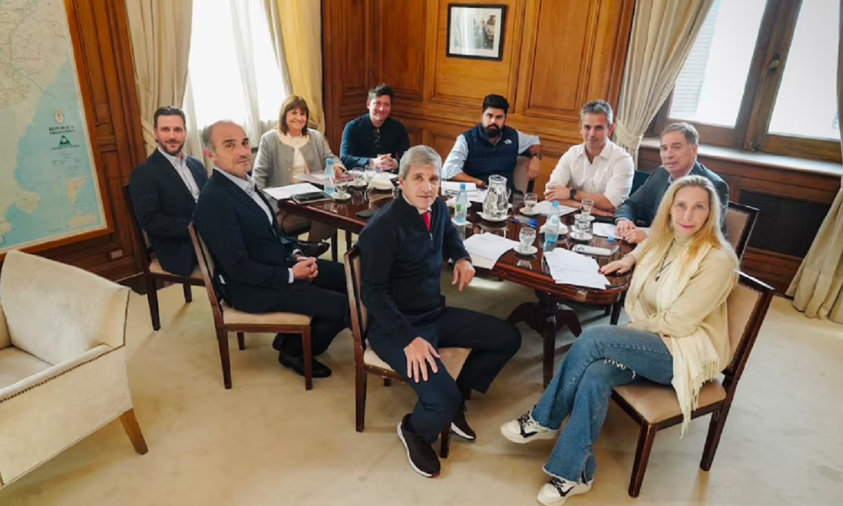 Integrantes de la mesa política del gobierno reunidos en la Casa Rosada.