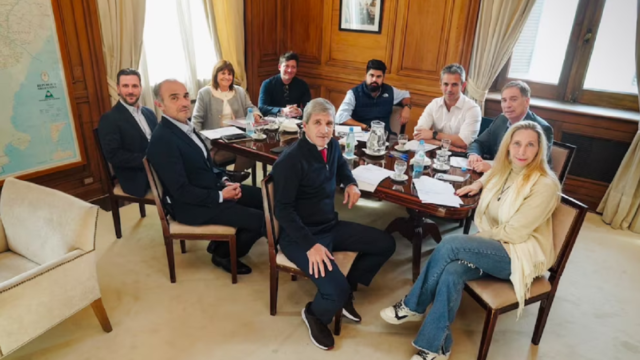 Integrantes de la mesa política del gobierno reunidos en la Casa Rosada.