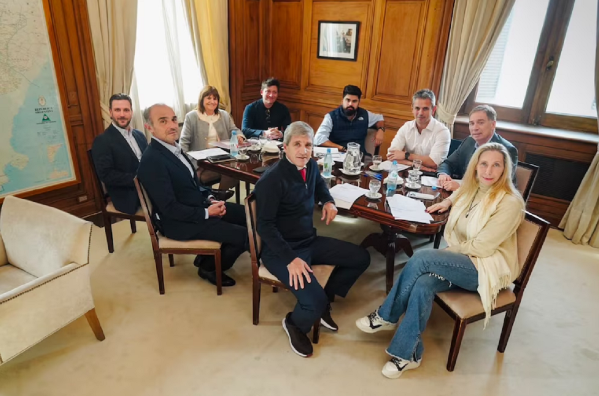 Integrantes de la mesa política del gobierno reunidos en la Casa Rosada.
