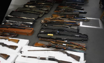 Armas de fuego e insumos incautados durante operativos del Ministerio del Interior en Uruguay.
