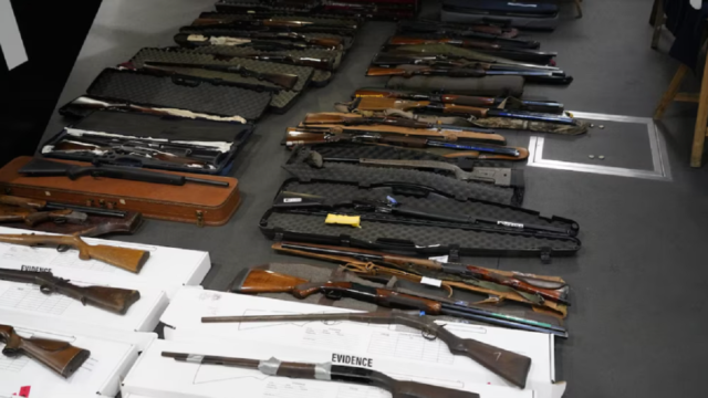 Armas de fuego e insumos incautados durante operativos del Ministerio del Interior en Uruguay.