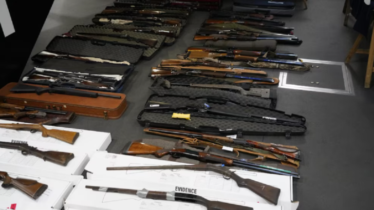 Armas de fuego e insumos incautados durante operativos del Ministerio del Interior en Uruguay.