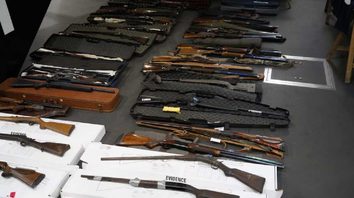 Armas de fuego e insumos incautados durante operativos del Ministerio del Interior en Uruguay.