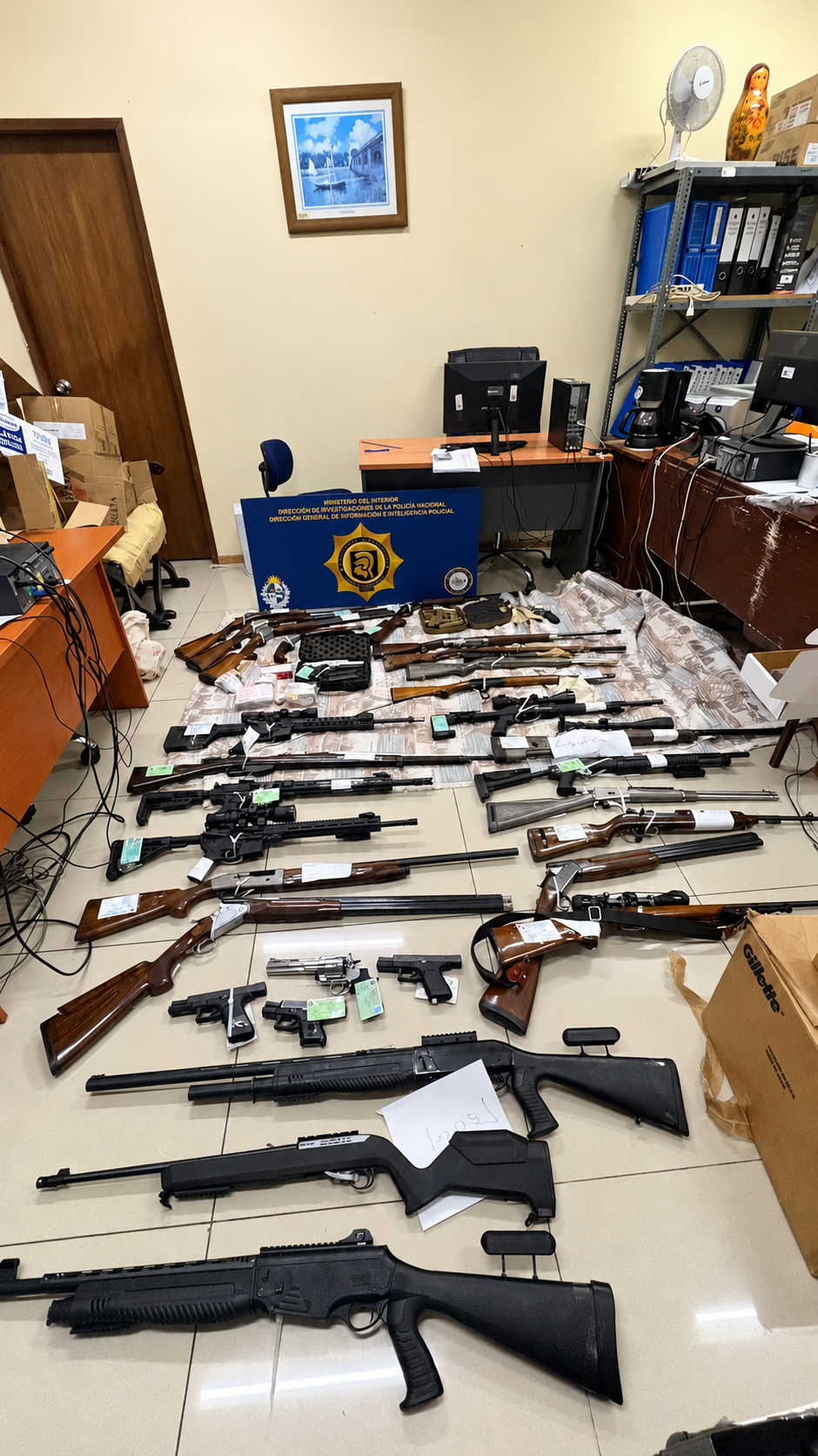 Armamento incautado en procedimientos policiales en Uruguay.