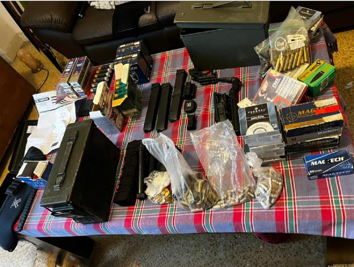 Muestra de pistolas y revólveres decomisados por la Policía Nacional.
