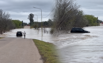 Automóvil atrapado y casi cubierto por el agua tras intentar cruzar una ruta desbordada en la frontera norte.